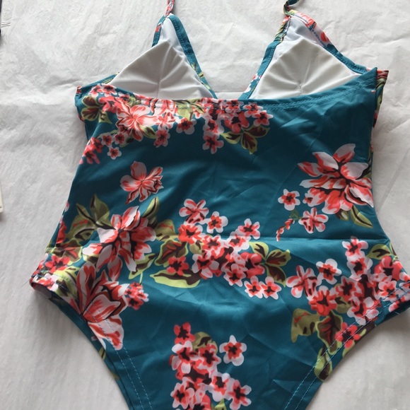 'Emma' One Piece - Picture 4 of 4